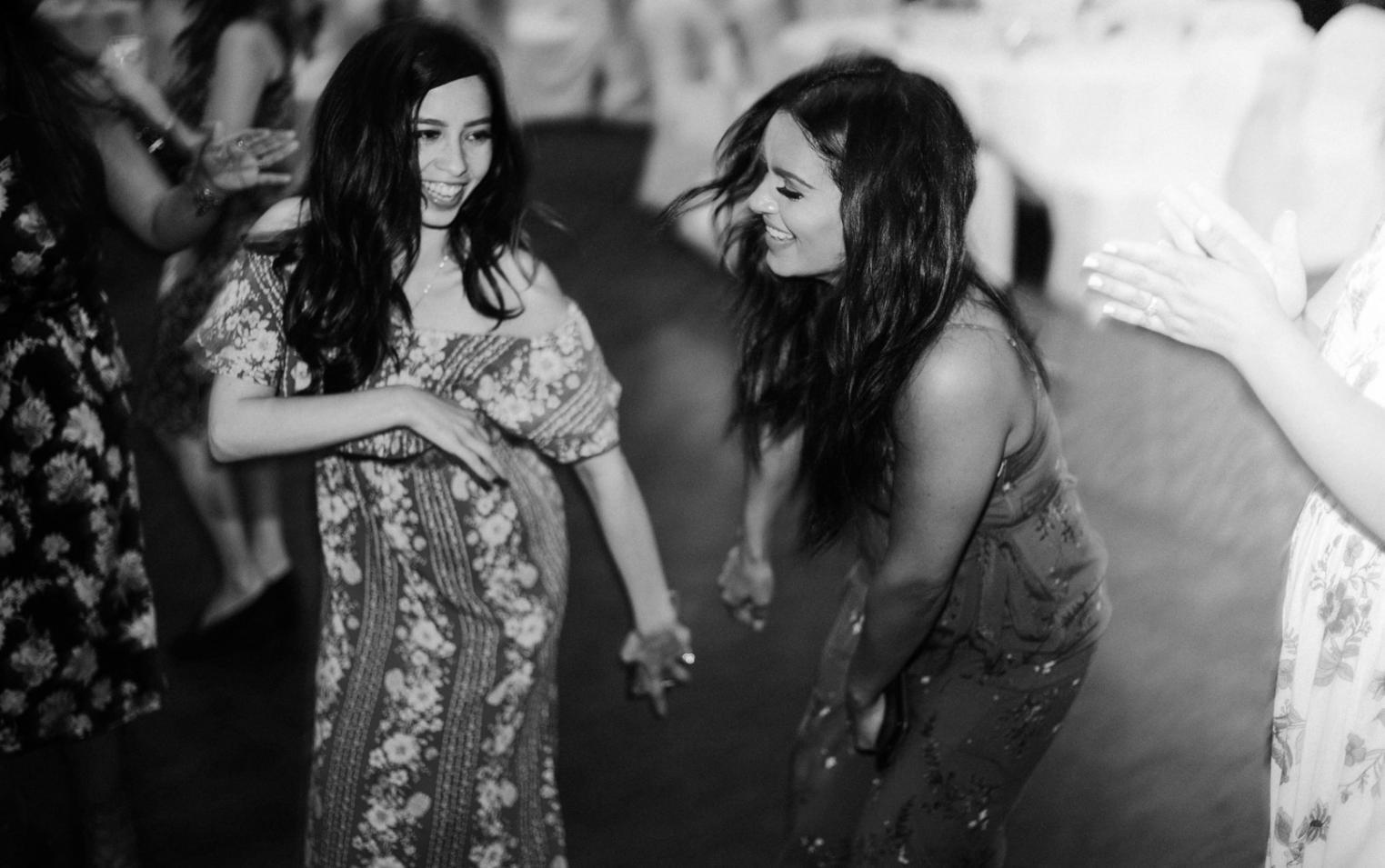 Sala principale di miraliphonex con pavimenti professionali e specchi a parete