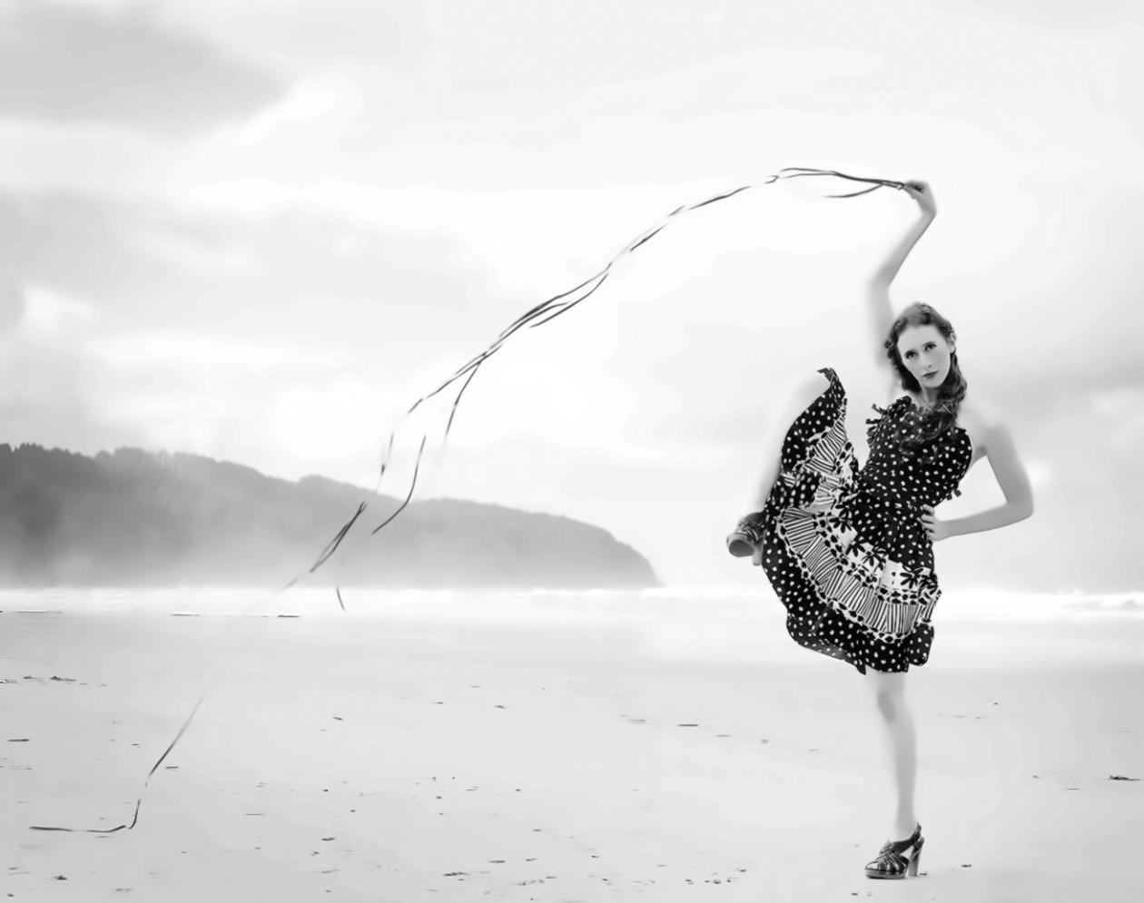 Sala da ballo durante una sessione di pratica con specchi e pavimento professionale