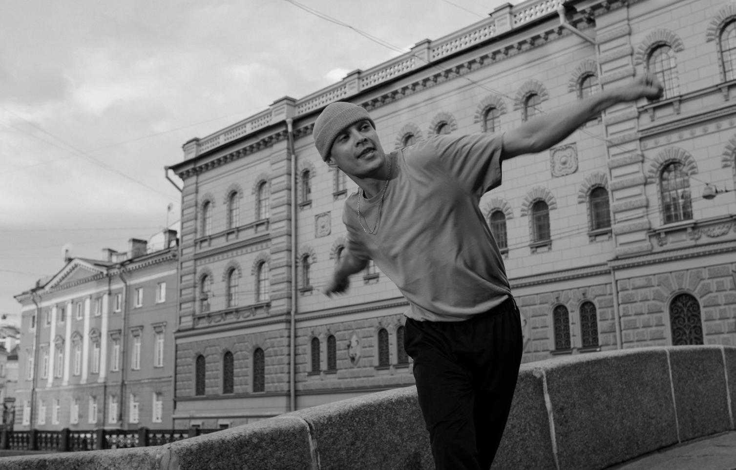 Coppia di ballerini durante una performance elegante