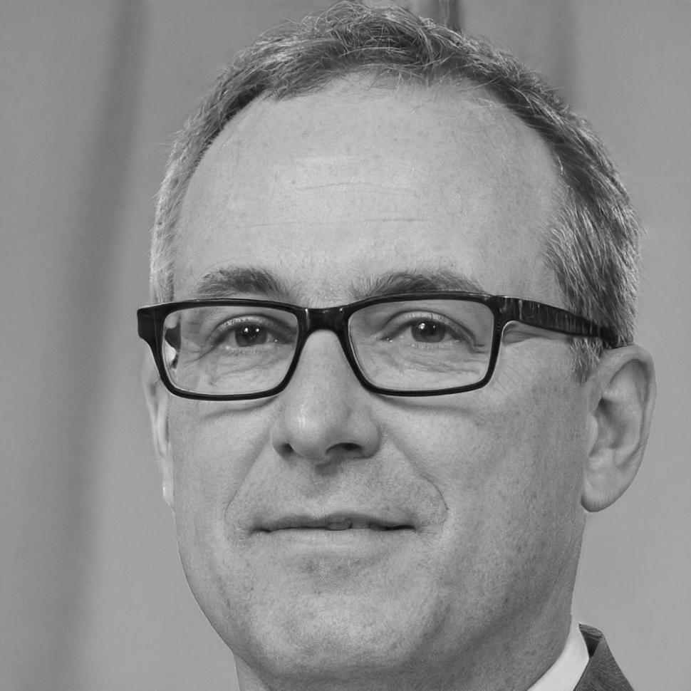 Ritratto professionale di Luca Benedetti, fondatore e direttore artistico di miraliphonex