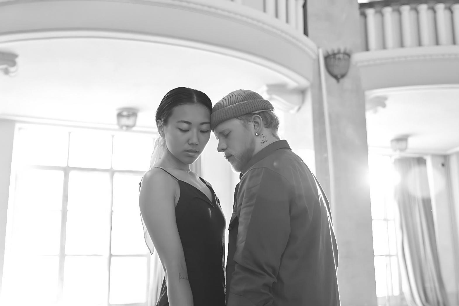 Ballerini che praticano passi di tango in sala prove con specchi